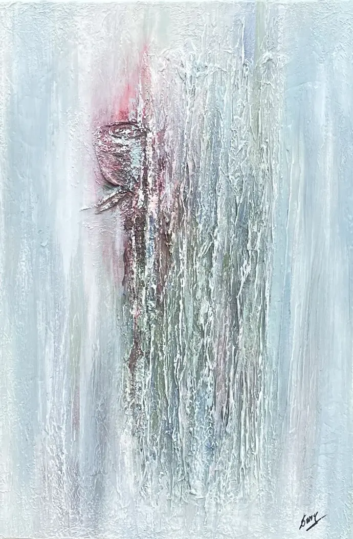 Abstract schilderij 'Rose in Ice' met delicate roze accenten in een koele blauw-witte textuur.