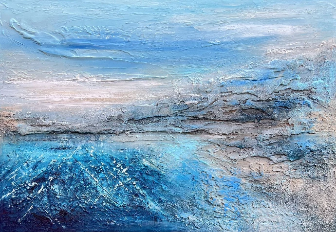 "Northern Rift" door Yelena Bondarenko. Linnen doek 70x100 cm. Serene kleuren en structuren verbeelden een emotioneel landschap. "Northern Rift", 70x100 cm, blauwe en witte kleuren, golvende vormen en texturen van acryl.