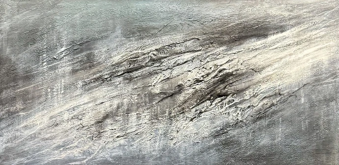 Abstract schilderij 'Chromatic Currents', donkere horizontale vegen met lichte accenten en reliëf. "Chromatic Currents" (60x120cm) van Yelena Bondarenko – dynamisch acryl op linnen, geïnspireerd door wind en actie. Ontdek dit kunstwerk of vraag informatie.
