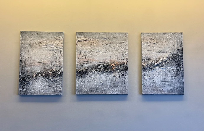 Abstracte triptiek met dromerige kleuren en texturen die rust en beweging uitstralen. Ontdek "Glistening Dreams" van Yelena Bondarenko, een abstracte triptiek in verf die een dromerige sfeer van actie en rust uitstraalt.