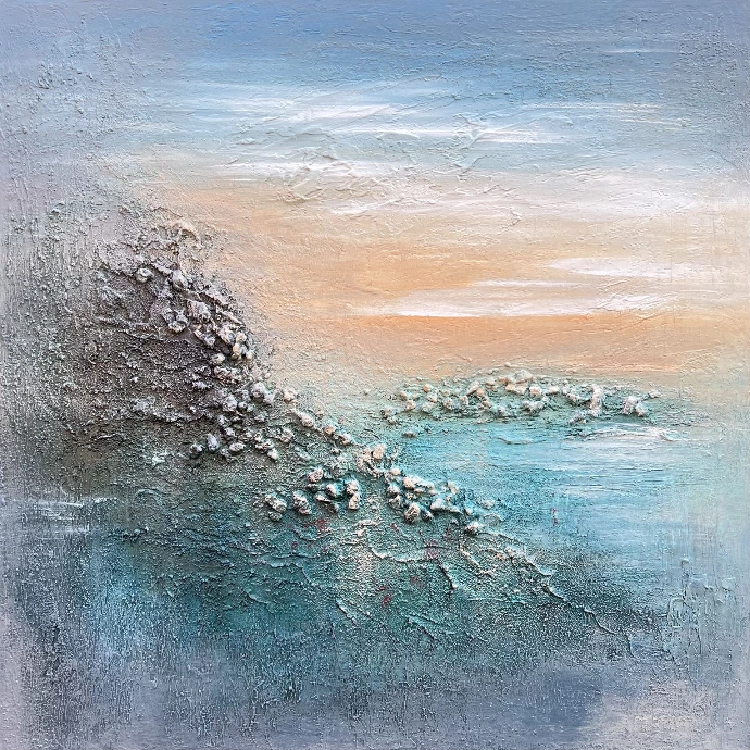 bstract schilderij 'Ionian Island' in serene blauw- en aardetinten dat water en bergen uitbeeldt.