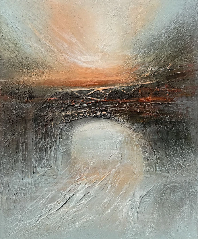 Misty Crossing van Yelena Bondarenko, 120x100 cm, boogvorm, mistige wit-grijze en koperkleurige texturen.