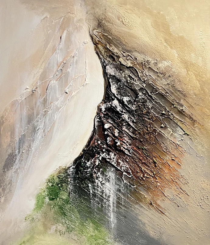 Madeira. Heart of the Mountains – textuurabstractie van Yelena Bondarenko, acryl en structuurpasta op linnen. Krachtig reliëf met rust en natuurlijke energie. Madeira. Heart of the Mountains, 70×60 cm: donkere rotsvorm in crème en zandtinten met mosgroen