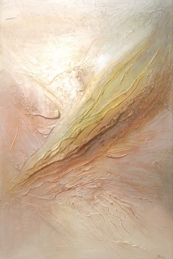 Abstract schilderij "The Power of Earth" van Yelena Bondarenko, 120×80 cm: gouden en okerkleurige diagonale reliëfband op zacht roze en beige