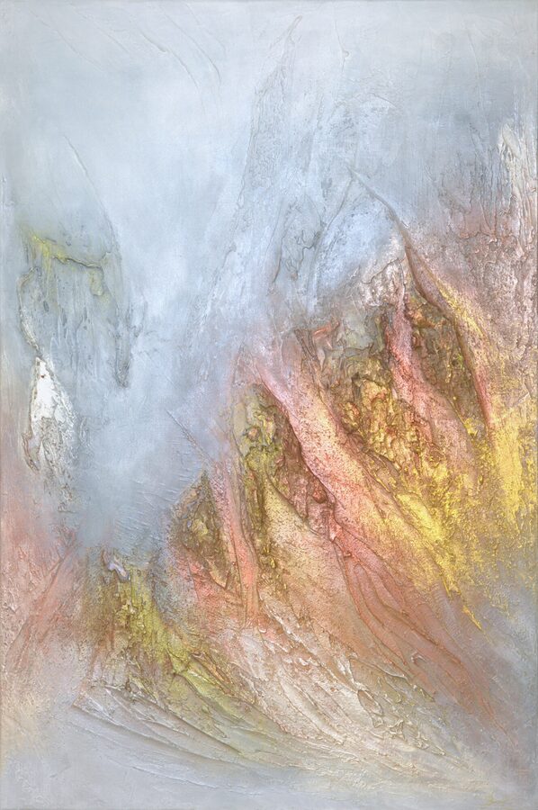 Abstract schilderij "The Golden Mountains of Montserrat" van Yelena Bondarenko, 120×80 cm: gouden, oranje en roze pieken onder een lichtgrijze lucht
