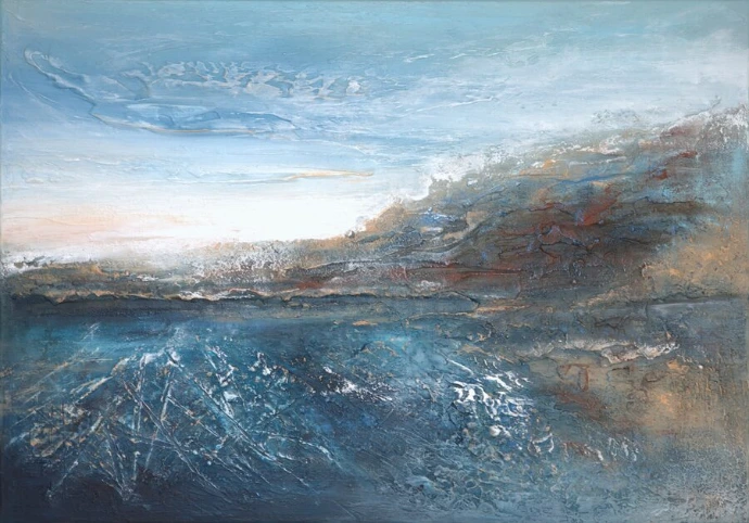 Abstract schilderij "Northern Rift" van Yelena Bondarenko, 70×100 cm: blauwe zee en golvende witte reliëflijnen onder een lichte lucht