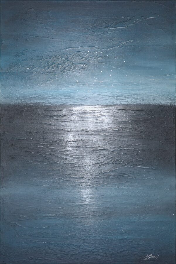 Abstract schilderij "The Silence of Infinity" van Yelena Bondarenko, 90×60 cm: donkerblauwe zee met een zilveren lichtspoor onder de horizon