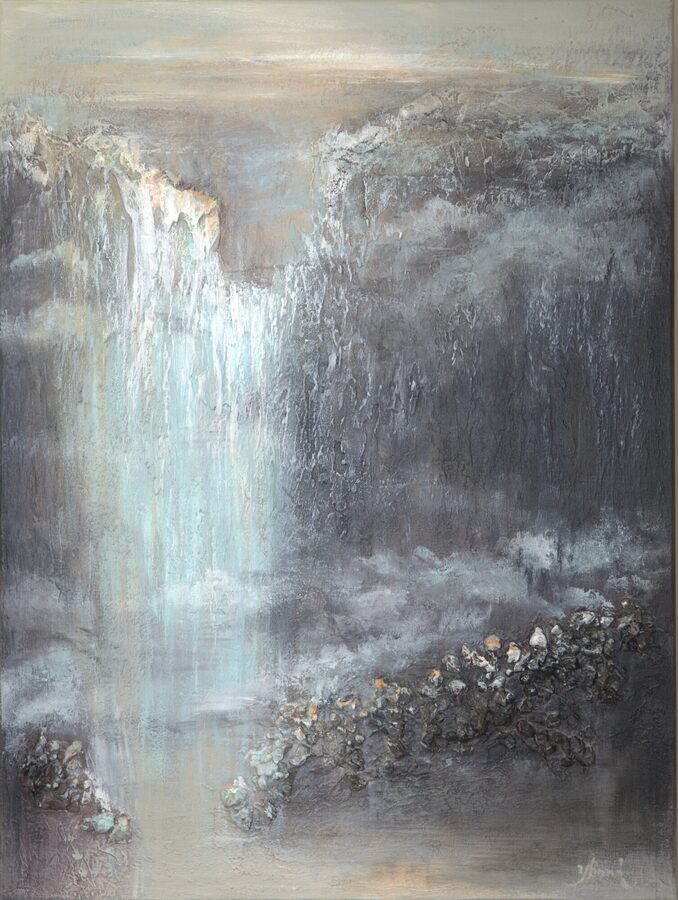 Abstract schilderij "Music of Waterfall" van Yelena Bondarenko, 80×60 cm: witte waterval tussen grijze rotsen met mos
