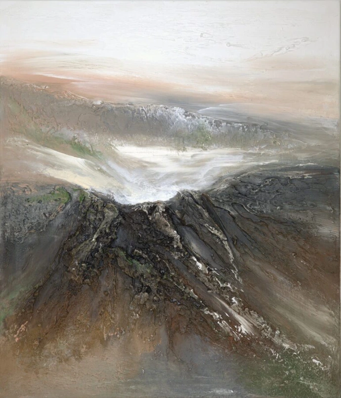 Abstract schilderij "Primordial. Madeira — Born of Fire" van Yelena Bondarenko, 70×60 cm: donkere vulkaankegel met witte nevel in aardetinten
