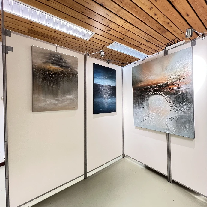 Hoek met abstracte schilderijen van Yelena Bondarenko, Oude Bibliotheek Krottegem